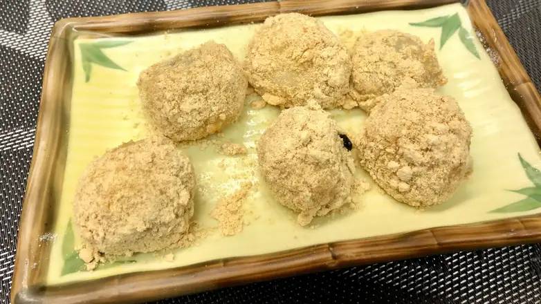 491. Glutinous Rice Rolls Stuffed with Sesame and Sugar 擂沙湯圓